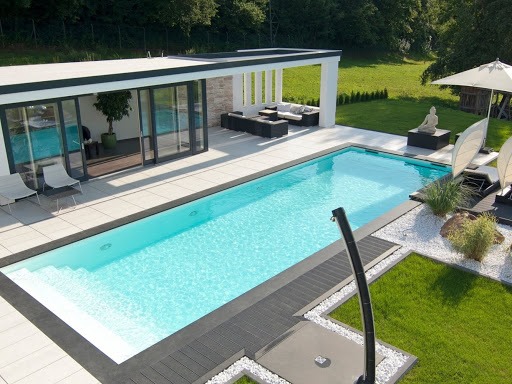 Pool från Spa o Bad Kalmar med stor trappa på gaveln